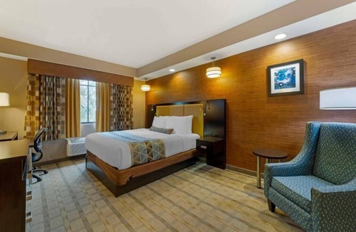 The Crossings Apartment | King Room Near Regal Kendall Village MIA
