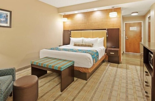 The Crossings Apartment | King Room Near Regal Kendall Village MIA