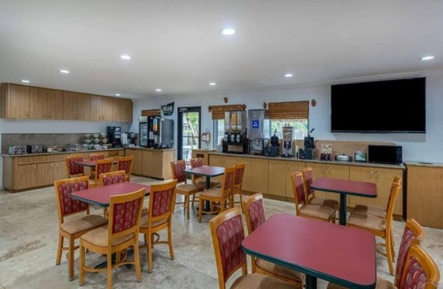Florida City Apartment | King Room Near The Meltdown MIA