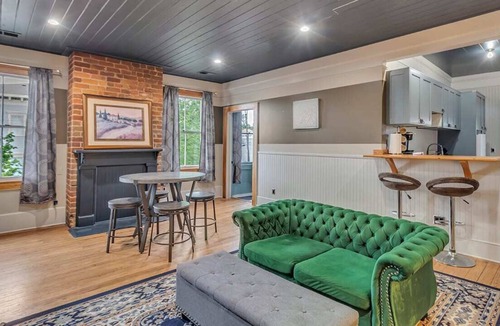 Savannah Victorian District Apartment | King's Rest | Private Porch | Walk To Forsyth Park