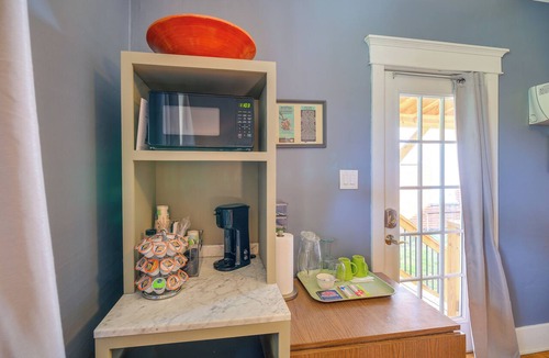Bristol Apartment | King Studio Suite w/Walk-In Shower | Pet Friendly
