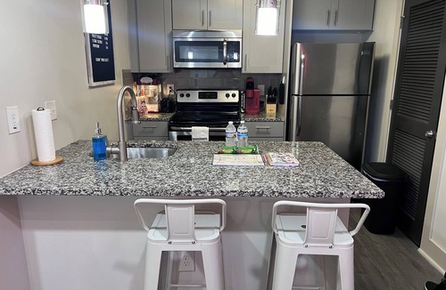 Cumberland Apartment | King Suite | 1mi to The Battery + Mins to Midtown!
