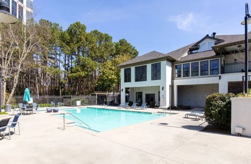 Cumberland Apartment | King Suite | 1mi to The Battery + Mins to Midtown!