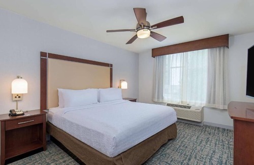 Sandy Springs Hotel | King Suite at Perimeter | 3 Cozy Units w/Breakfast, Pool & Near Local Hotspots!