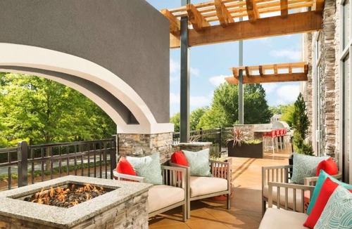 Sandy Springs Hotel | King Suite at Perimeter | 3 Cozy Units w/Breakfast, Pool & Near Local Hotspots!