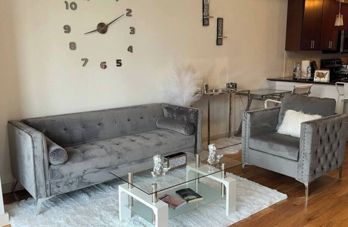 Midtown Condo | King Suite | City View | Free Parking | State Farm