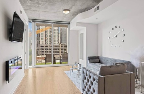 Midtown Condo | King Suite | City View | Free Parking | State Farm