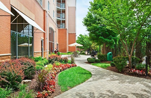 Downtown Chattanooga Condo | King Suite in Downtown Chattanooga | Free Breakfast + Hot Tub Access