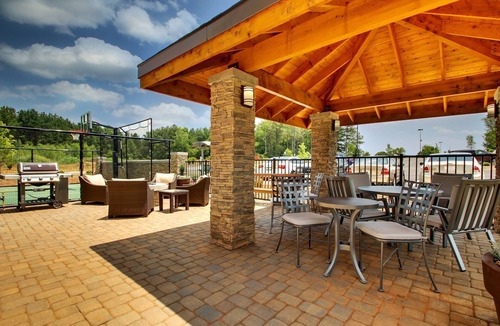 Rock Hill Apartment | King Suite Near Winthrop University! Free Breakfast Buffet. Indoor Pool