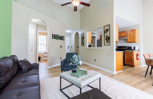 Barium Springs House | King Suite+ Swim Hot Tub + Fire Pit+ Families & Couples LNM ST Park+CLT Airport