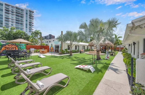 Flagler Village Apartment | King Suite w/a private Hot-tub in a Tropical Retreat Freedom House Suite 7