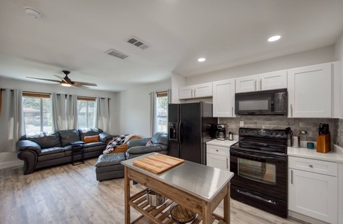 Disston Heights House | Kingston - House in St. Petersburg. Close to downtown & the beach! Dog friendly