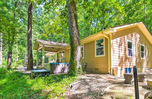 Lynn House | 'Knobby Creek Cottage' w/ Hot Tub & Grill!