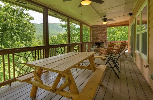 Sapphire House | Knotty & Nice - Great Family Vacation with Amenities!