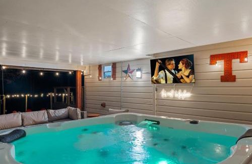 Knoxville House | KnoxHaven 5 Min UTHot TubFirepitTheaterGames