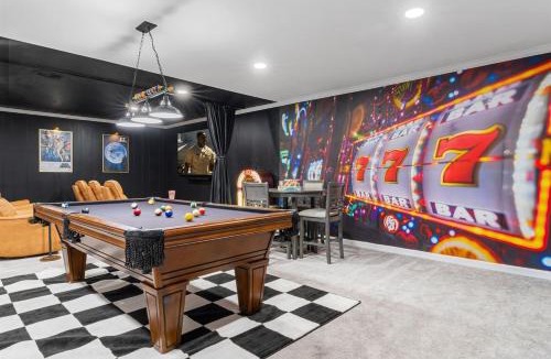 Knoxville House | KnoxHaven 5 Min UTHot TubFirepitTheaterGames
