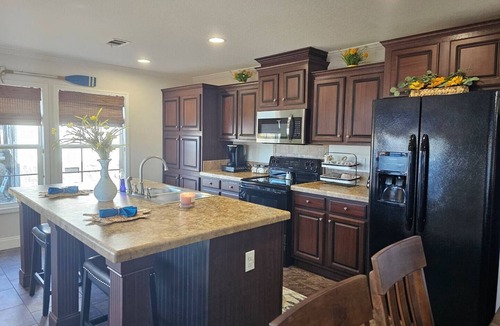 Cross Hill Cottage | Kristen's Lakeside Retreat with hot tub!