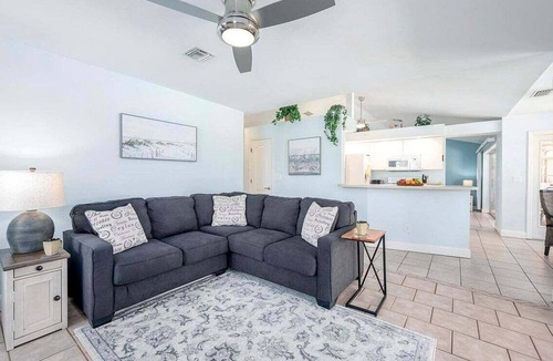 Fort Myers House | La Florida, a spacious 3-bedroom home in SE Cape Coral with a serene freshwater canal view.