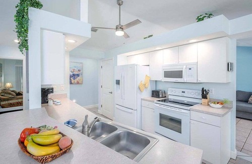 Fort Myers House | La Florida, a spacious 3-bedroom home in SE Cape Coral with a serene freshwater canal view.
