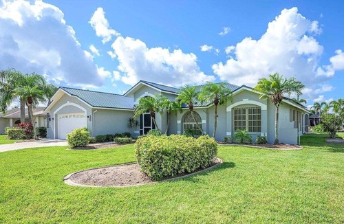 Fort Myers House | La Florida, a spacious 3-bedroom home in SE Cape Coral with a serene freshwater canal view.