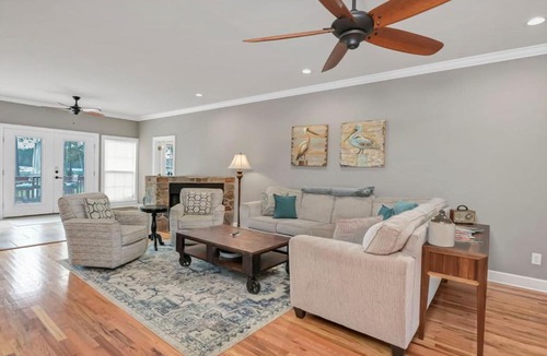 Leesville House | La La Lakehouse Sleeps 6