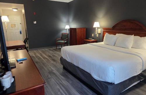 Biggar Hotel | La Quinta Inn and Suites Fort Myers I-75