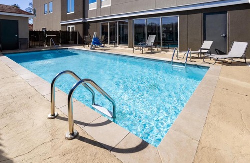Locust Grove Hotel | La Quinta Inn & Suites by Wyndham Locust Grove