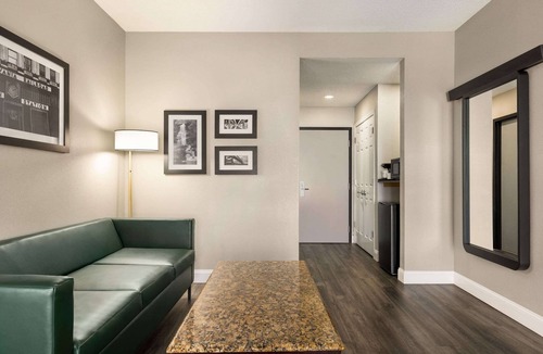 Mount Laurel Hotel | La Quinta Inn & Suites by Wyndham Mt. Laurel - Philadelphia