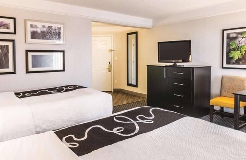 Airport North Hotel | La Quinta Orlando | 2 Full Beds | Family-Friendly | Free MCO Shuttle | 2 Units