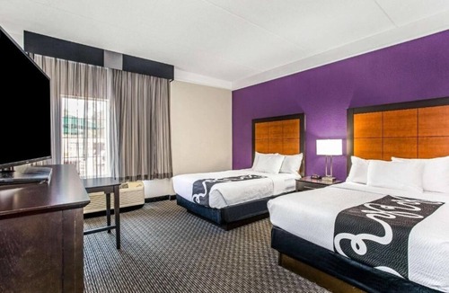 Airport North Hotel | La Quinta Orlando | 2 Full Beds | Family-Friendly | Free MCO Shuttle | 2 Units