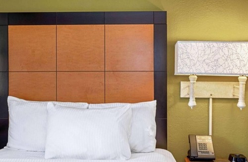 Orlando Hotel | La Quinta Orlando Airport West | Deluxe King | Free Parking & Breakfast