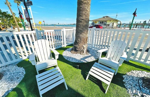 Pass-a-Grille Historic District Apartment | La Tortuga Historic Downtown Pass A Grille St Pete Beach 5