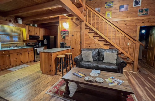 Warm Springs Cabin | Labor Day at Pike's Peak - Wifi and Hot Tub! - Callaway Gardens