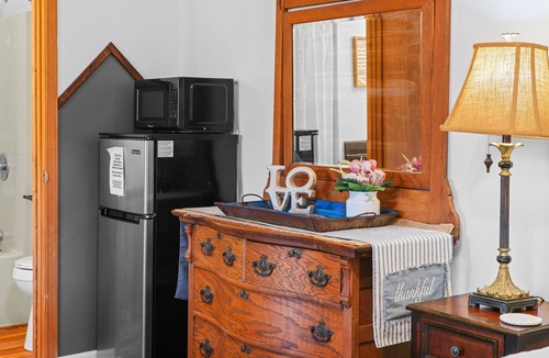 Wears Valley Apartment | Lady Slipper | King Suite for 2 | Wears Valley