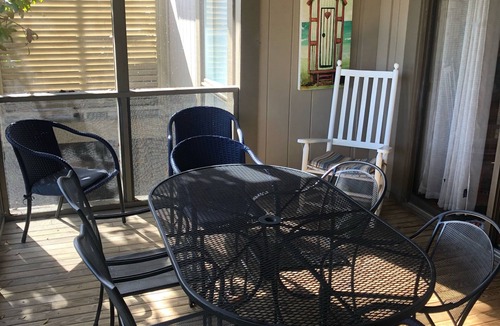 West Beach Cottage | Lagoon & Oceanview! Best island location! Nice dogs stay free!