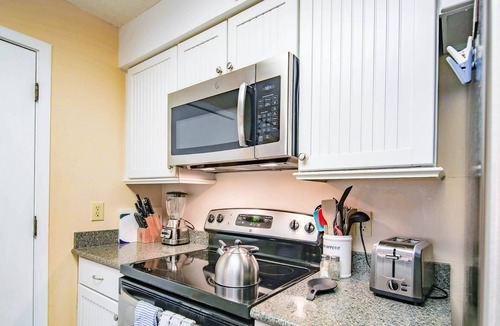 Isle of Palms House | Lagoon Views, Private Balconies, Wildlife, En Suite Bathrooms, Pool & 2 Master Beds. 5 min to beach