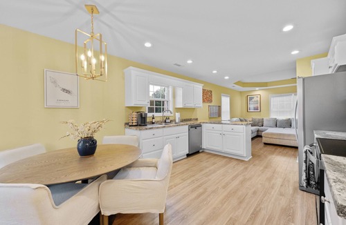 Manning House | Lake Access | 98” TV | Outdoor Living | Sleeps 10
