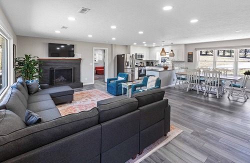 Mountain Home House | Lake Access,Kayak,River Floats, Firepit, Gameroom, Pool Table, Mins to AVL/Hendo