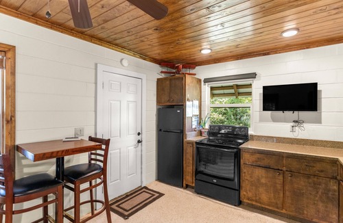 Hernando Cottage | Lake Breeze Cottage 1