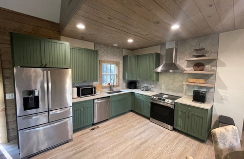 Wiley Cabin | Lake Burton -brand new cabin, paddleboard, kayak, & firepit right on Dicks creek