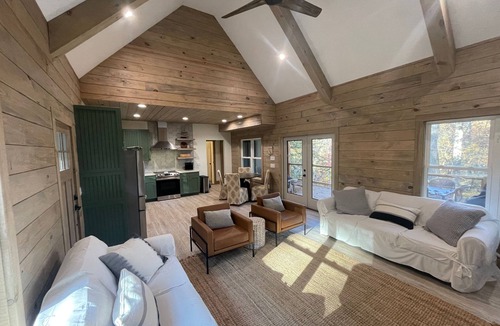 Wiley Cabin | Lake Burton -brand new cabin, paddleboard, kayak, & firepit right on Dicks creek