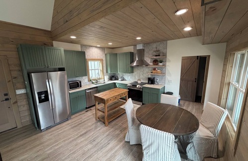 Wiley Cabin | Lake Burton -brand new cabin, paddleboard, kayak, & firepit right on Dicks creek