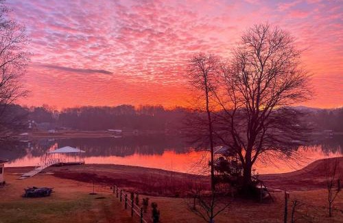 Hayesville House | Lake Chatuge Home: Boat Dock, Hot Tub & Perks!
