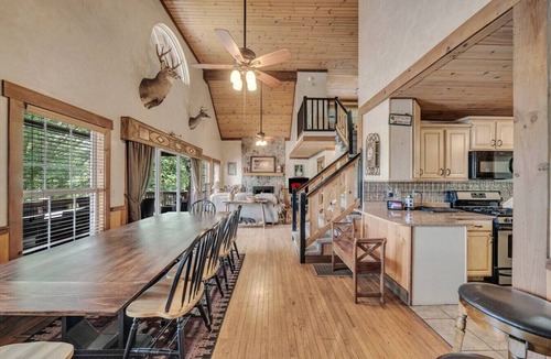 Hiawassee House | Lake Chatuge Lodge,9 bds, Boat, Pickleball court.