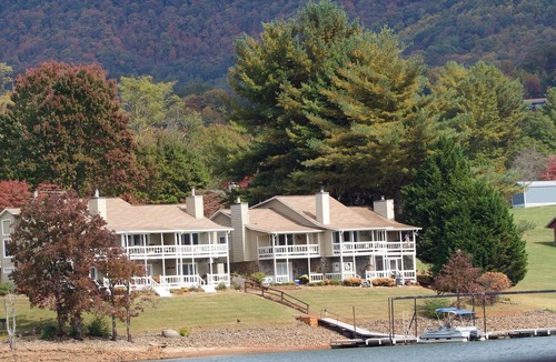 Hiawassee House | Lake Chatuge Waterfront Townhouse - The Perfect Fall 2025 Getaway