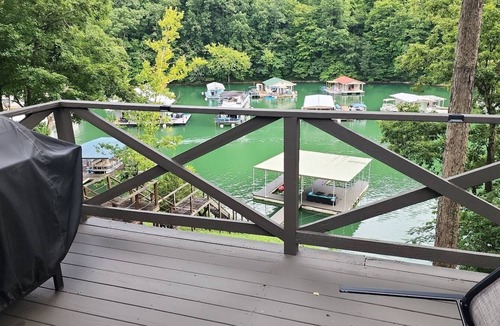 Jacksboro Cottage | Lake front cottage- Covered boat slip-2bdrm in Jacksboro
