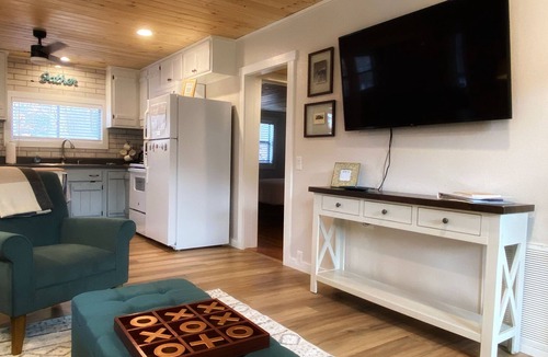 Robbinsville House | Lake front Sunset Cottage with dock & kayaks