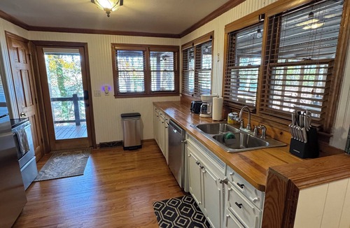 Townville House | Lake Hartwell, Deep Water, 20min from Clemson, Two Story Dock, Fire Pit