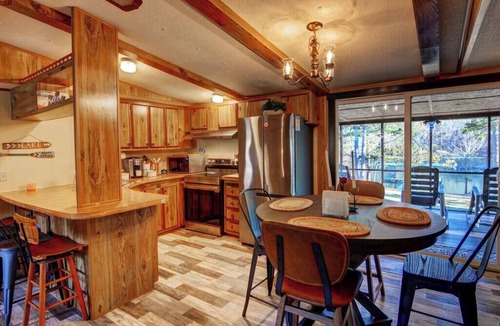 Reed Creek House | Lake Hartwell Georgia Cabin on the Lake