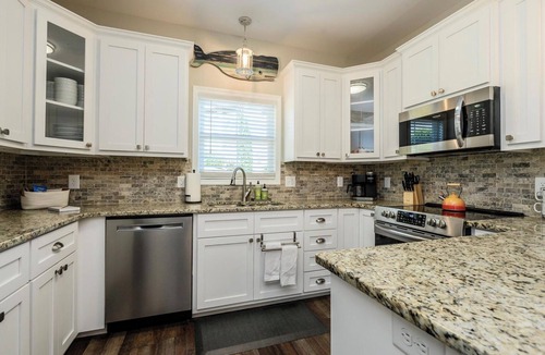 Hickory House | Lake Hickory Retreat: Beautiful 3 bedroom Waterfront home with scenic view!